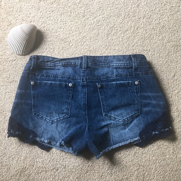 Cute Jean Shorts w/navy lace - Picture 2 of 5